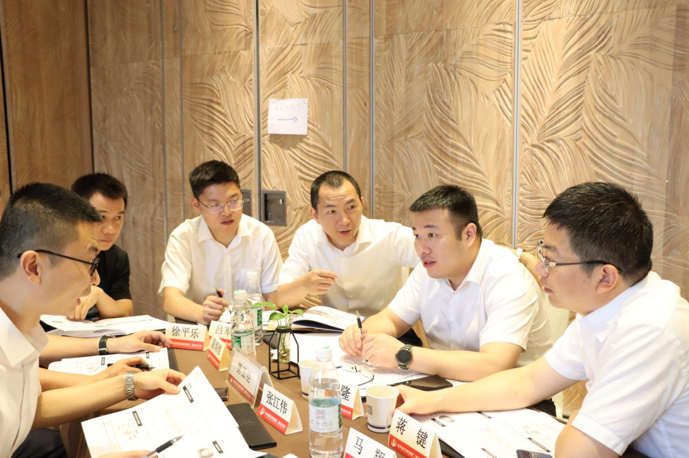 2021年6月25日-26日，PG国际二建组织开展了2021年中高层主管执行力培训。本次培训特邀清华、北大、上海交大总裁班讲师，中国企业家协会特聘高级讲师许晋老师进行授课。